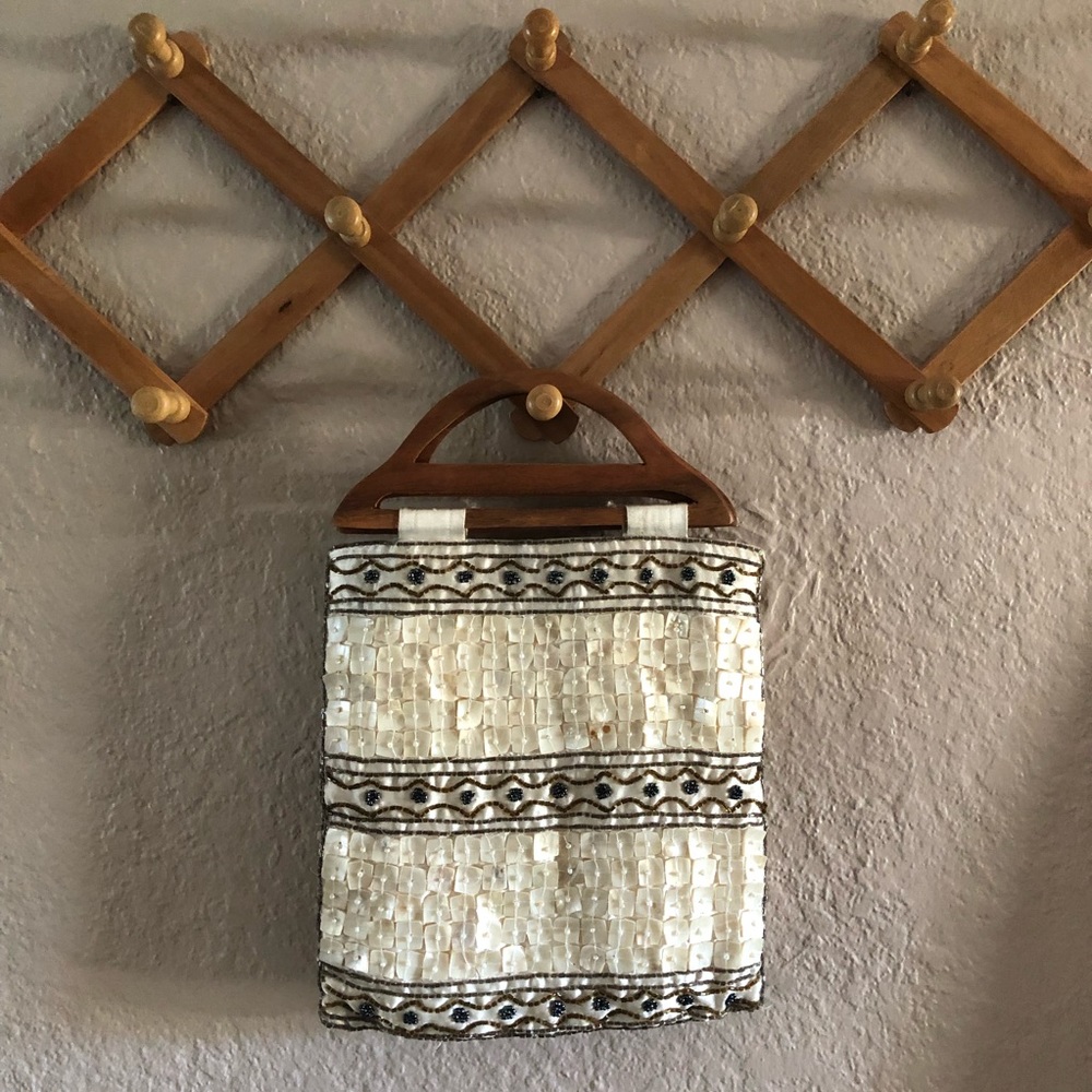 Shell Detailed Handbag w/ Wood Handles - Picture 2 of 7
